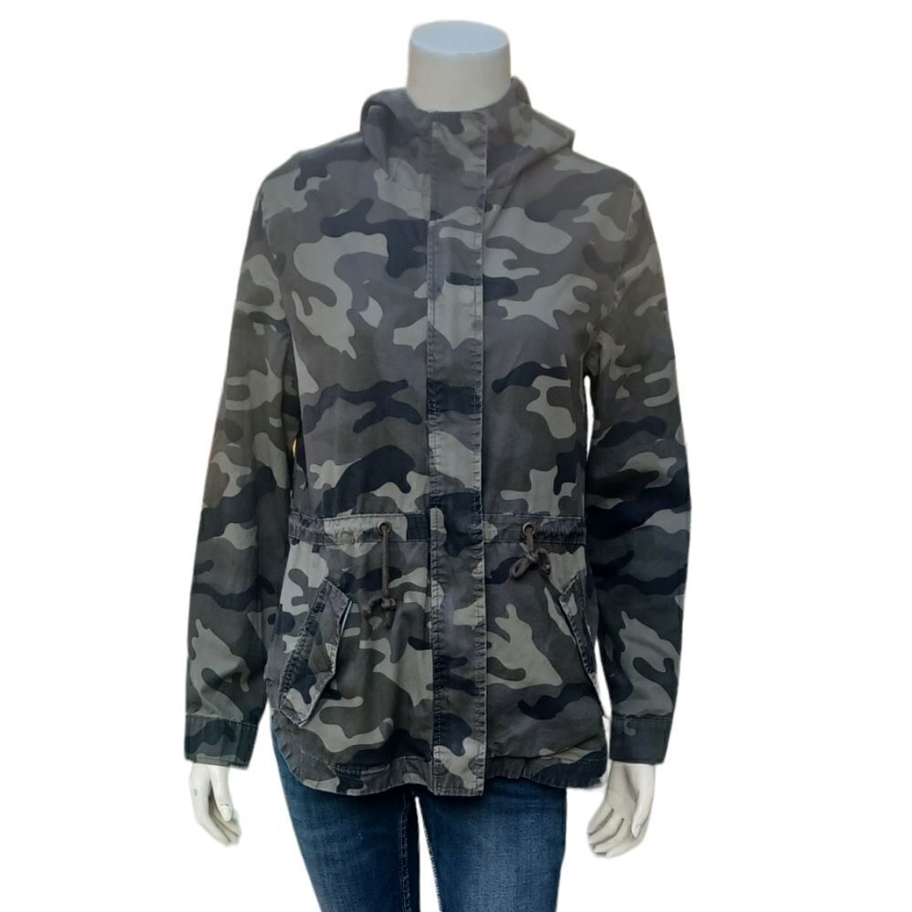 657924......Love Tree Long Sleeve Camo Hoody Size Small